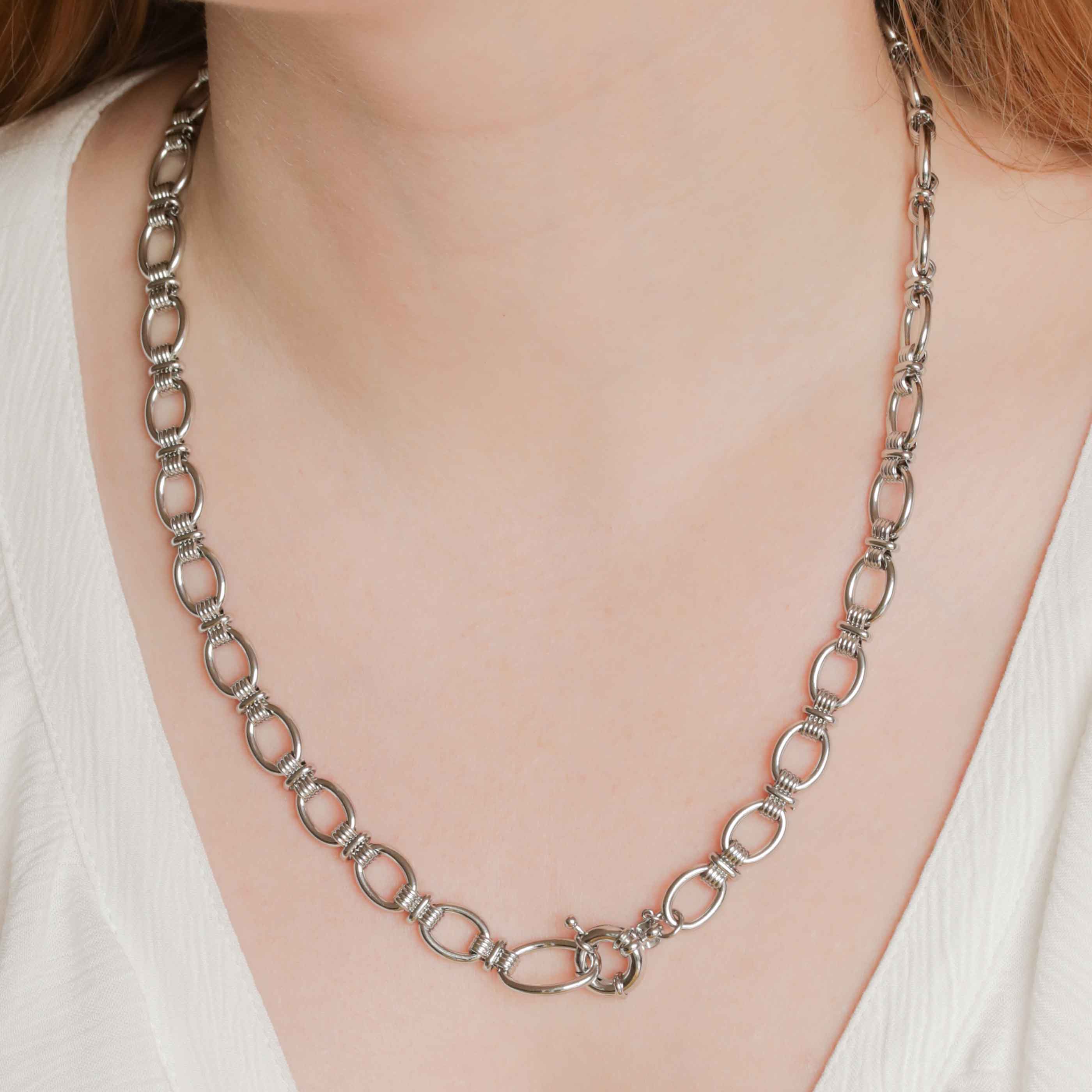 Ribbed Link Chain Necklace in Silver worn