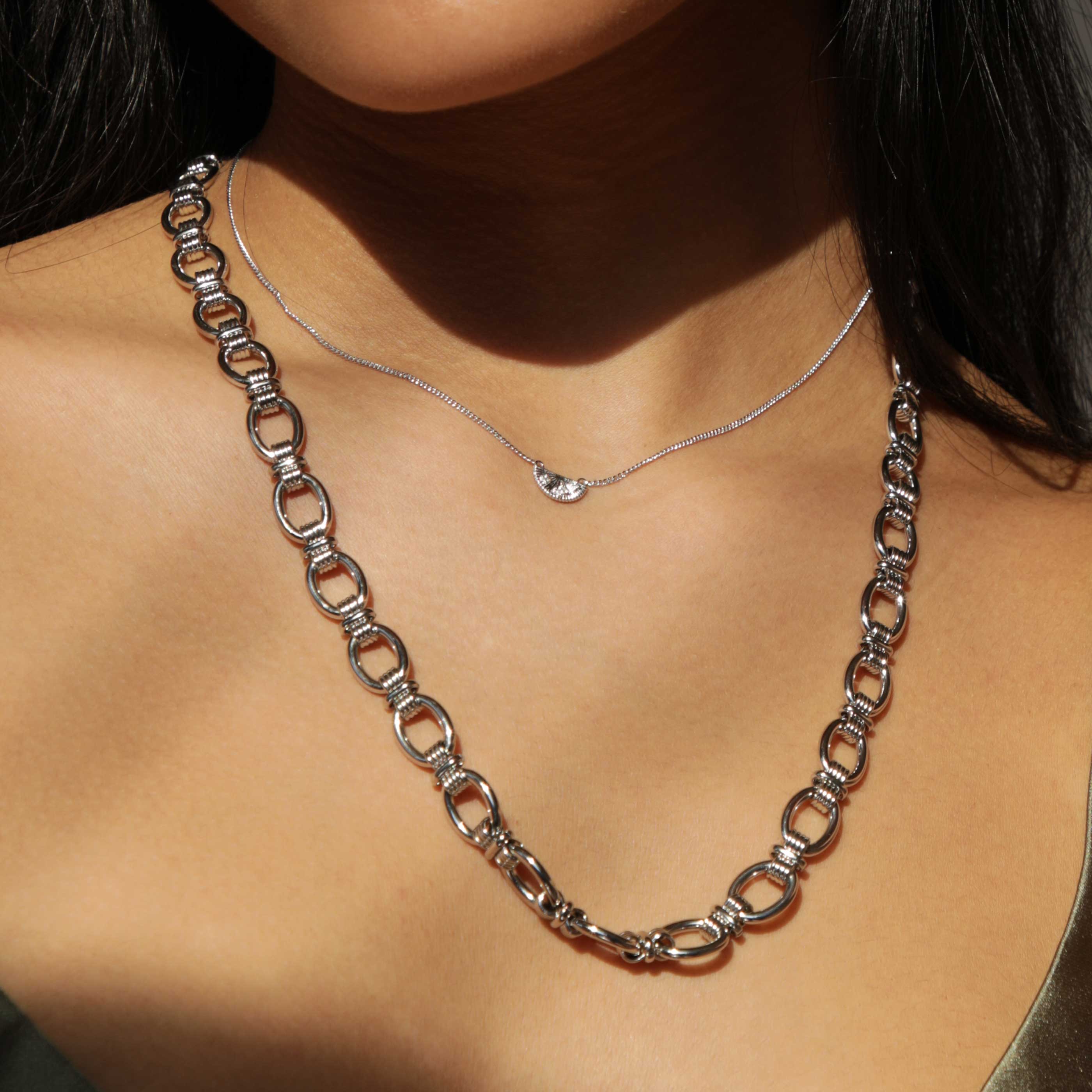 Ribbed Link Chain Necklace in Silver worn with sunbeam pendant necklace